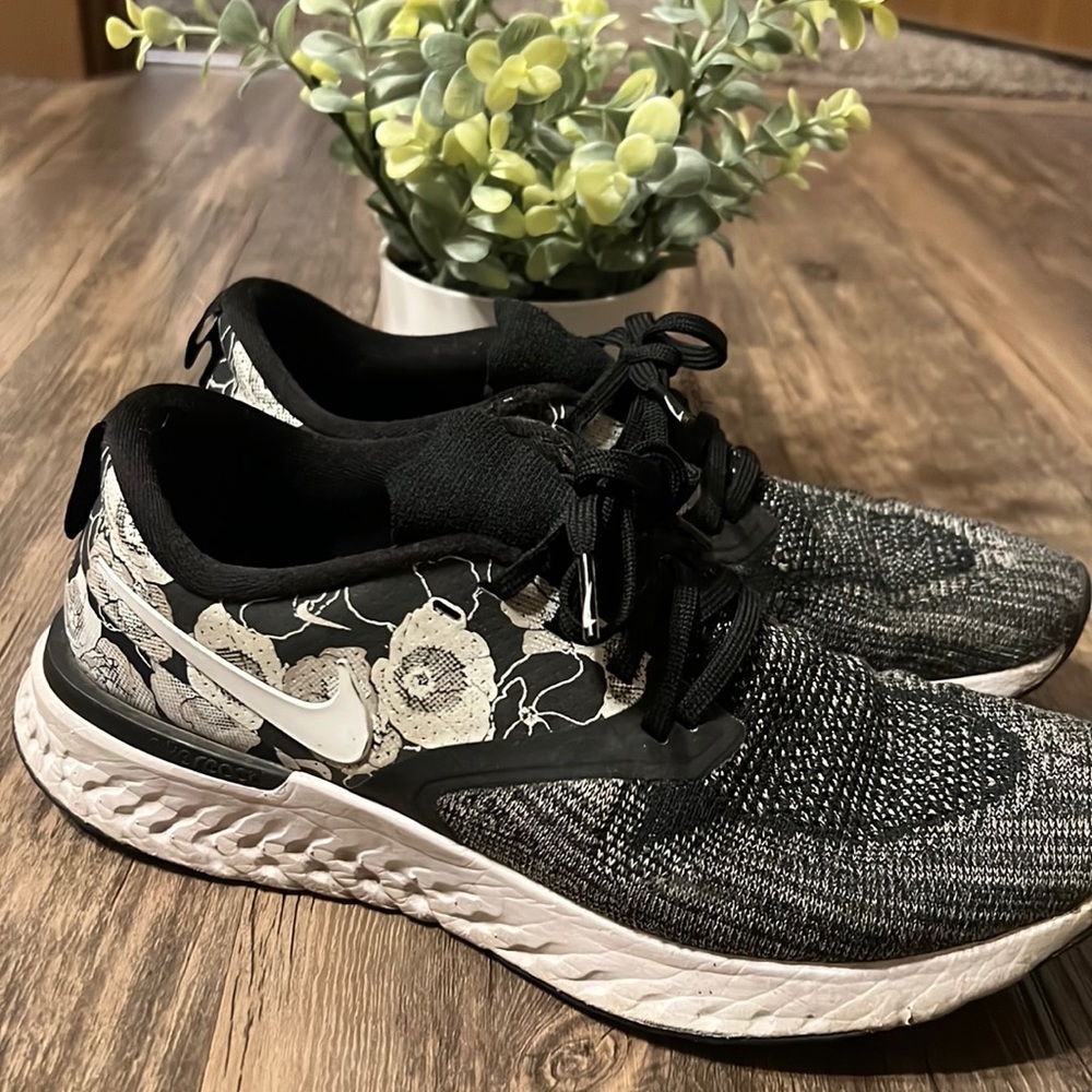 Nike FlyKnit Tennis Shoes